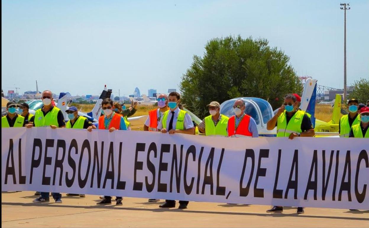 Más de 40 aeronaves ligeras rinden homenaje en el Aeropuerto de Valencia a las víctimas de la pandemia