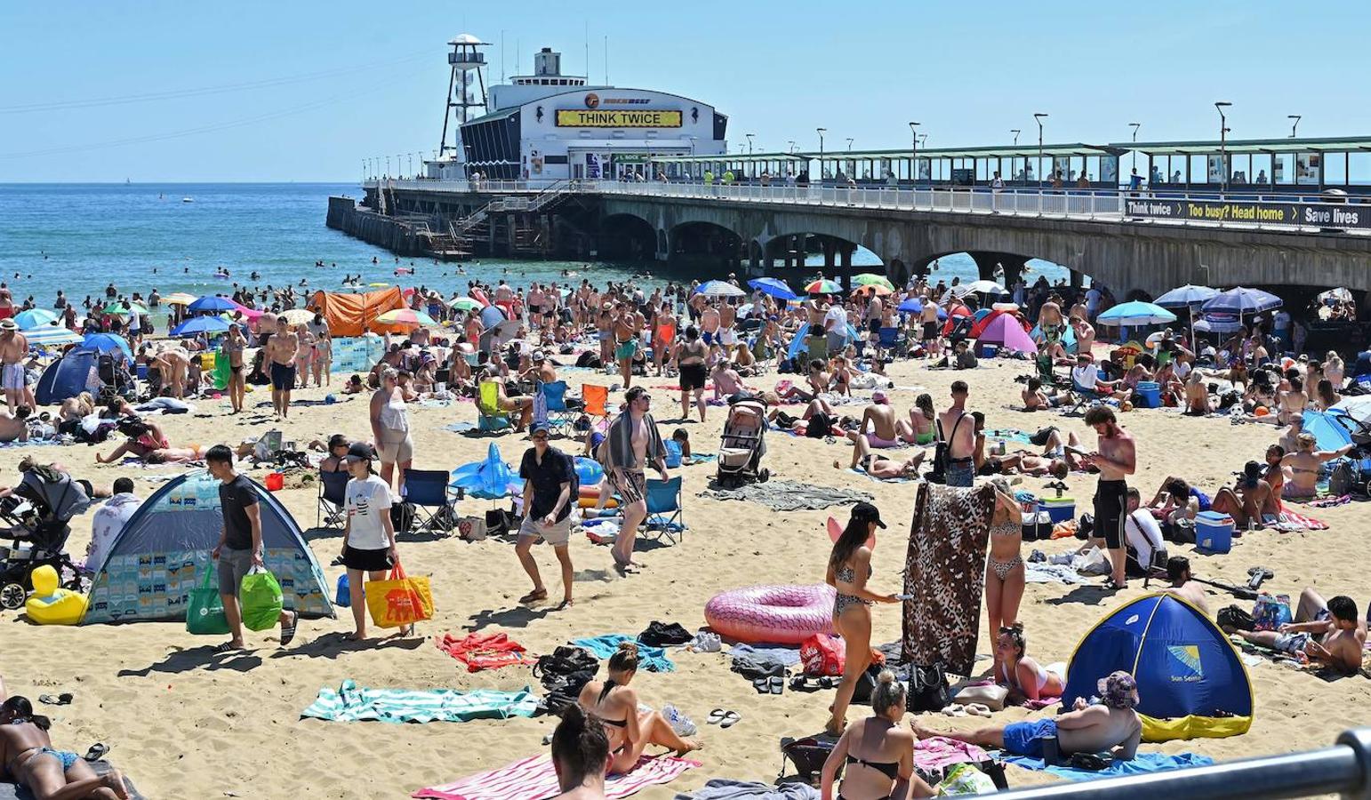 Playa de Bournmeuth. El gobierno no descarta cerrar las playas si sus visitantes no cumplen las normas. 