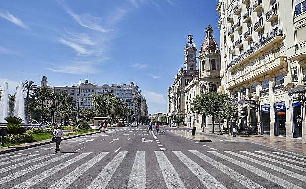Una parte del asfalto que se renovará en la plaza del Ayuntamiento. 