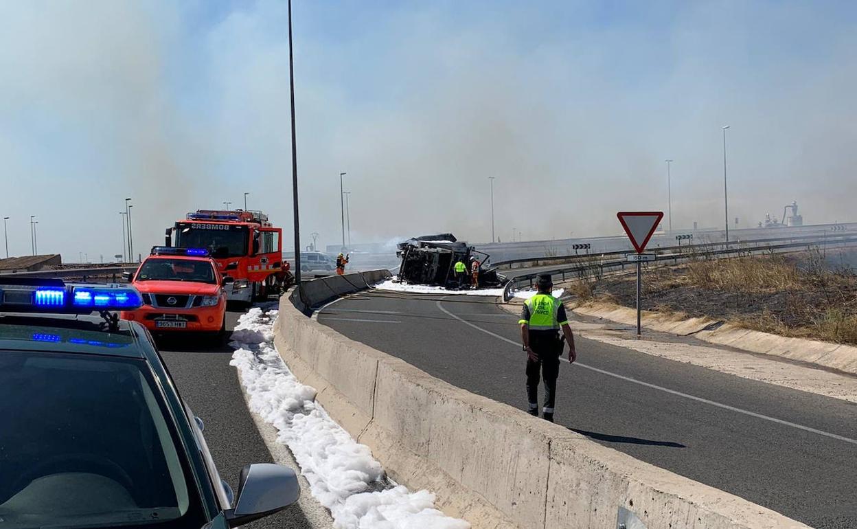 Heridos dos guardias civiles al adentrarse en un camión en llamas en Torrent para rescatar al conductor