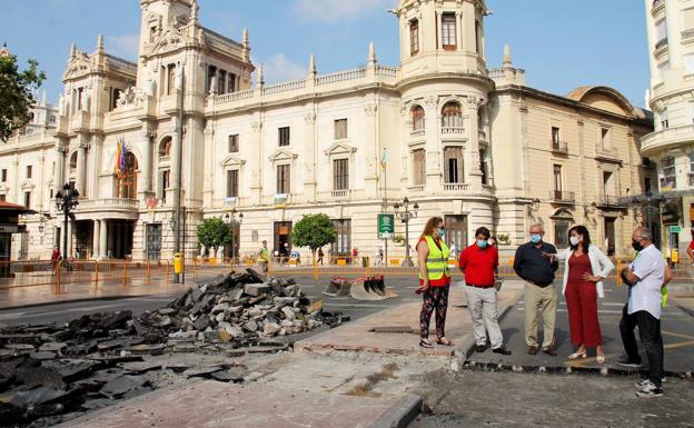 Imagen principal - La plaza del Ayuntamiento de Valencia deja al descubierto su antiguo adoquinado