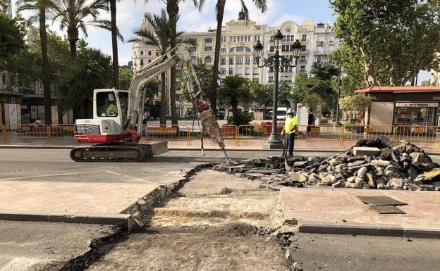 La plaza del Ayuntamiento de Valencia deja al descubierto su antiguo adoquinado