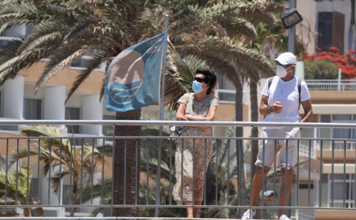 Turistas en la playa del Inglés (Gran Canaria) 