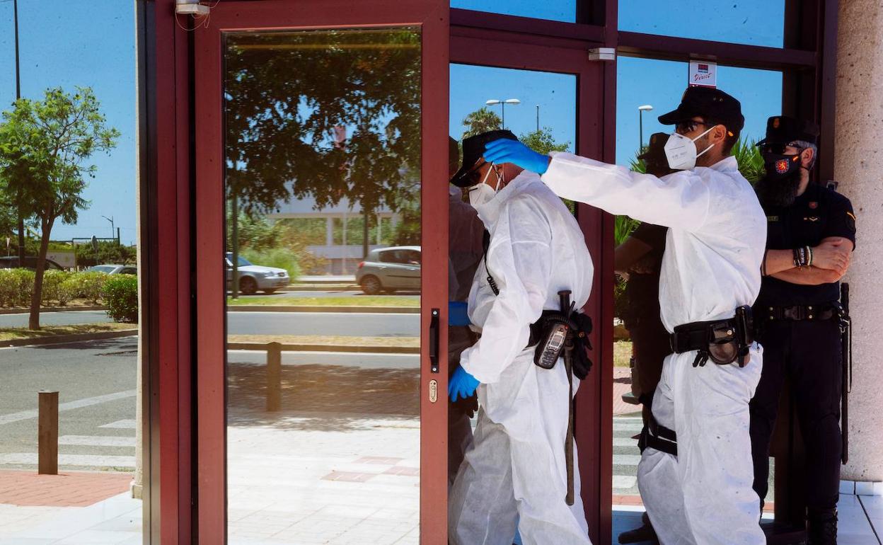 Agentes del Cuerpo Nacional de Policía a las puertas del Centro de Acogida, Emergencia y Derivación de Cruz Roja de Málaga el pasado mes de mayo.