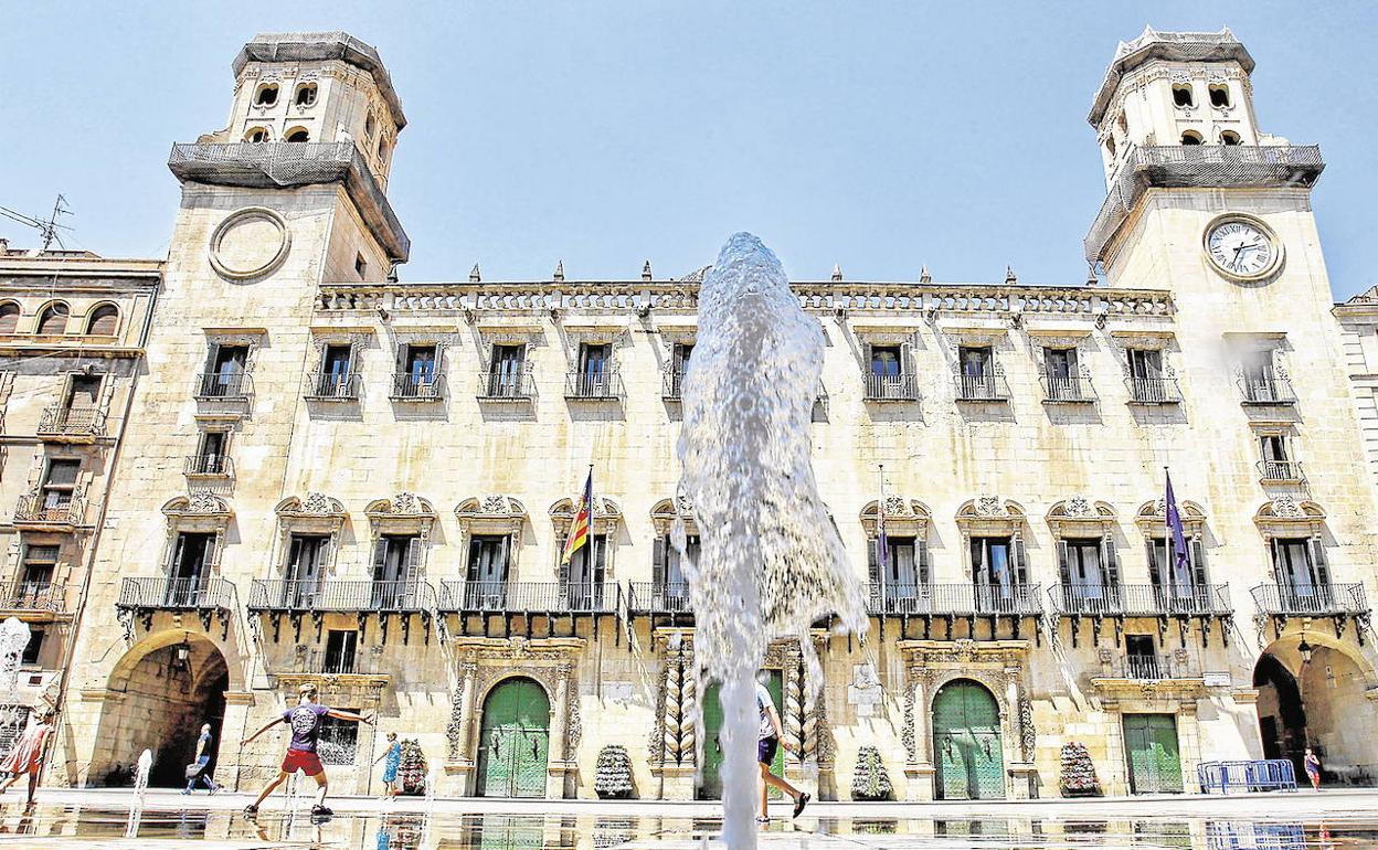 El Ayuntamiento de Alicante reparte mascarillas a mayores de 65 años que acrediten su residencia en la ciudad