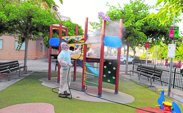 La limpieza de uno de los parques infantiles.