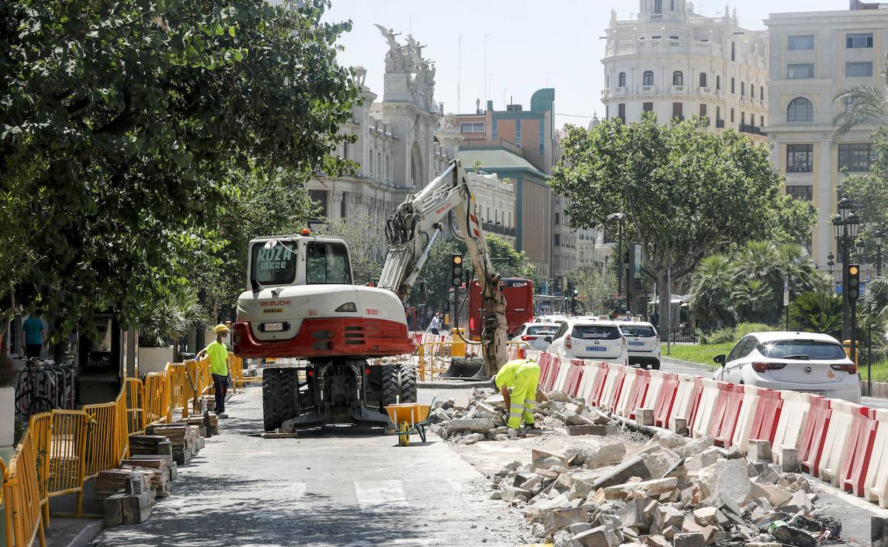 Una excavadora destroza las paradas de la EMT, ayer. 