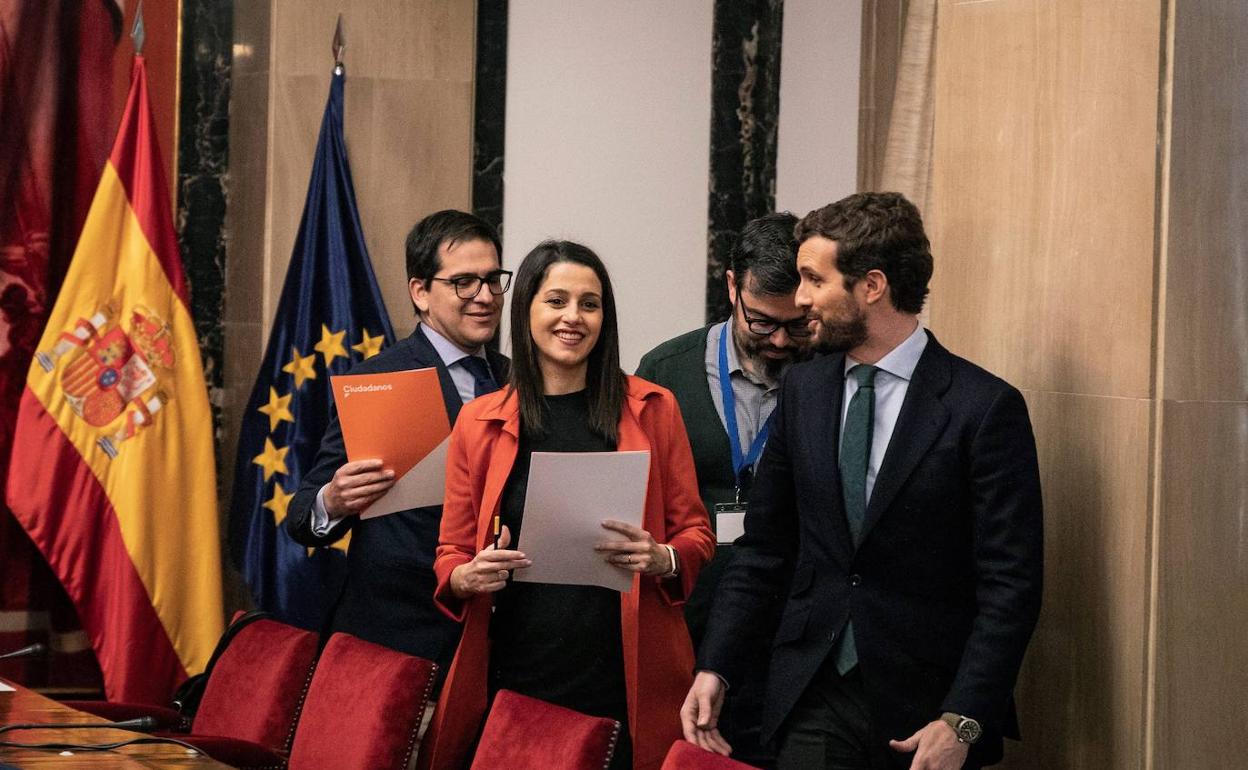 Encuentro entre Arrimadas y Casado en febrero para abordar la posibilidad de coaliciones electorales. 