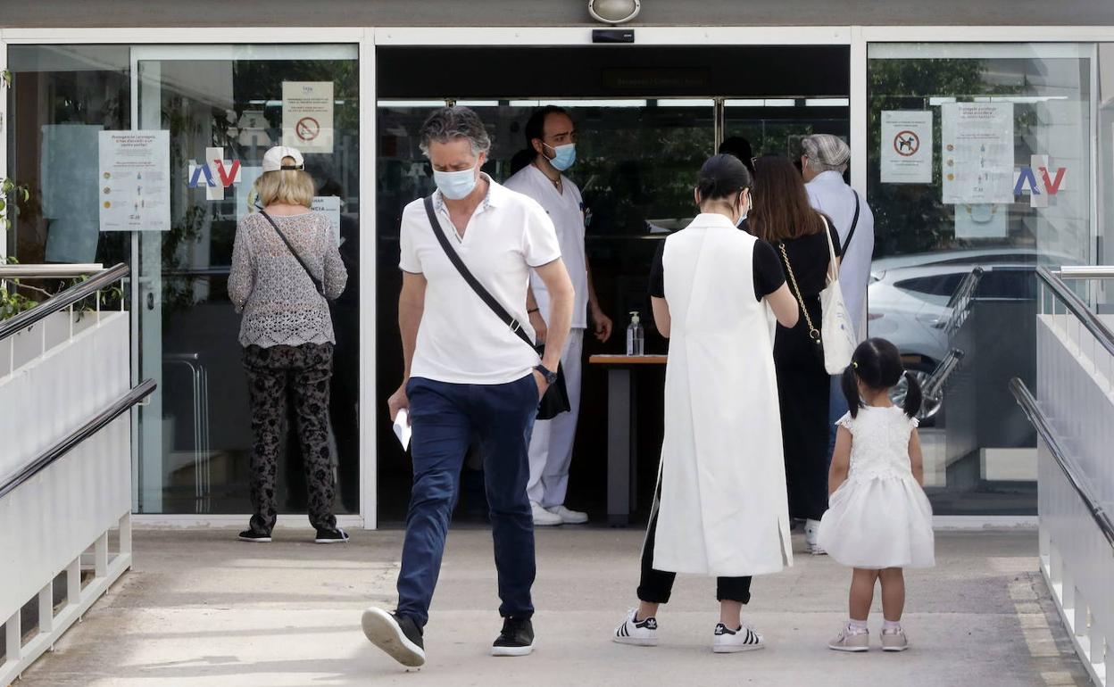 Pacientes, a las puertas de un centro de salud en Valencia. 