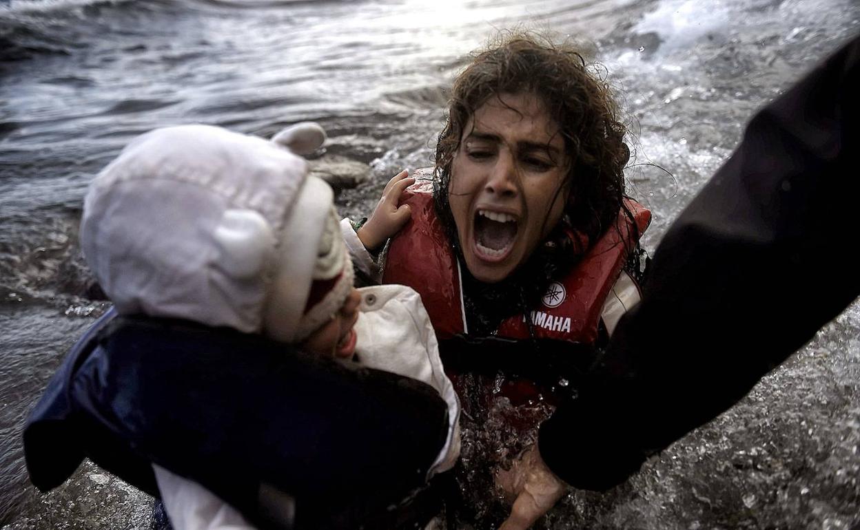 Inmigrantes llegando a la isla de Lesbos. 