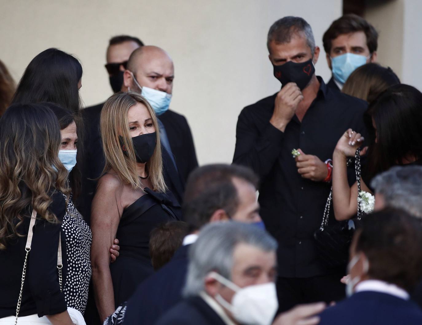 Familiares y amigos despiden al hijo de Ana Obregón y Alessandro Lequio en la parroquia de Nuestra Señora de la Moraleja, en Madrid.