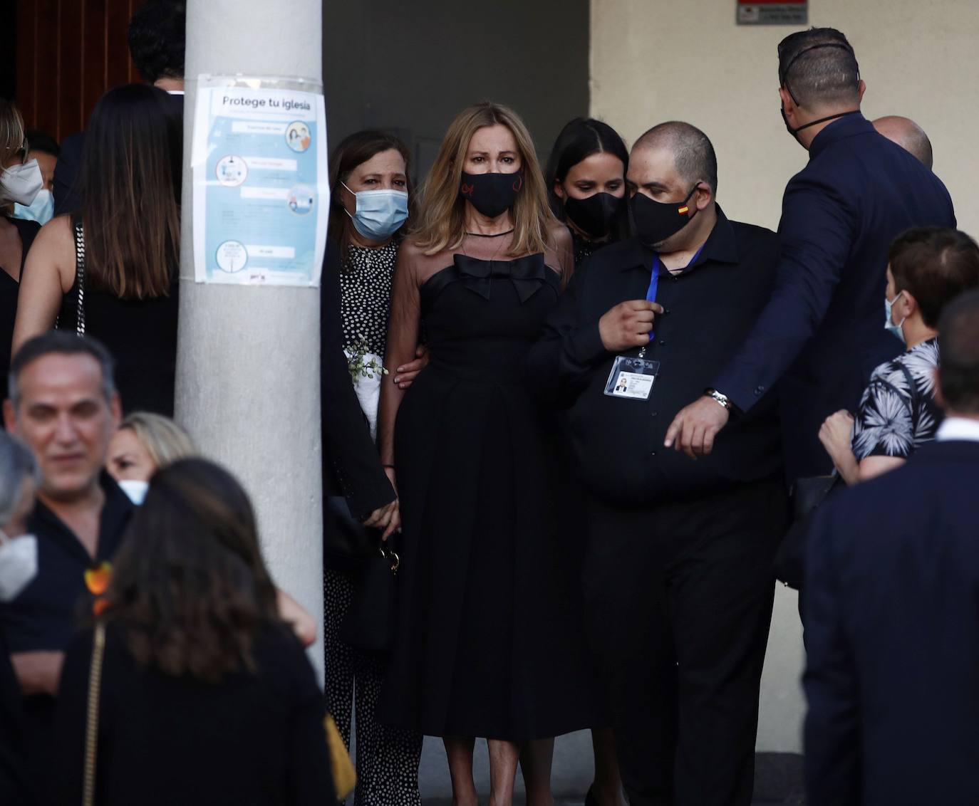 Familiares y amigos despiden al hijo de Ana Obregón y Alessandro Lequio en la parroquia de Nuestra Señora de la Moraleja, en Madrid.