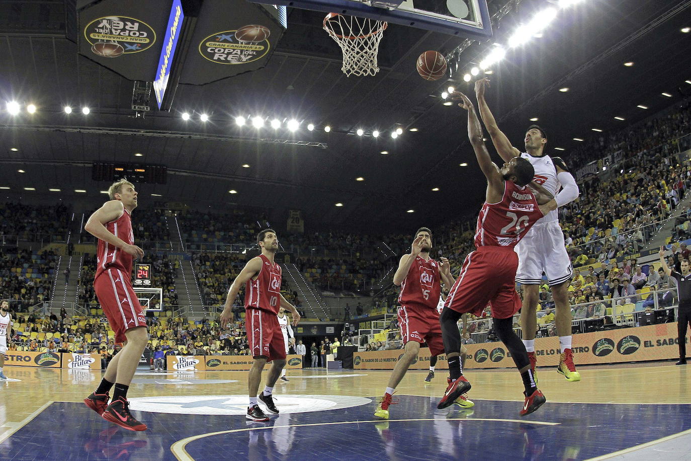 Gran Canaria Arena. En 2014 abrió sus puertas uno de lso recintos más modernos de España. Casa de los partidos como local del Gran Canaria de baloncesto, actualmente tiene un afoto de 11.500 personas.