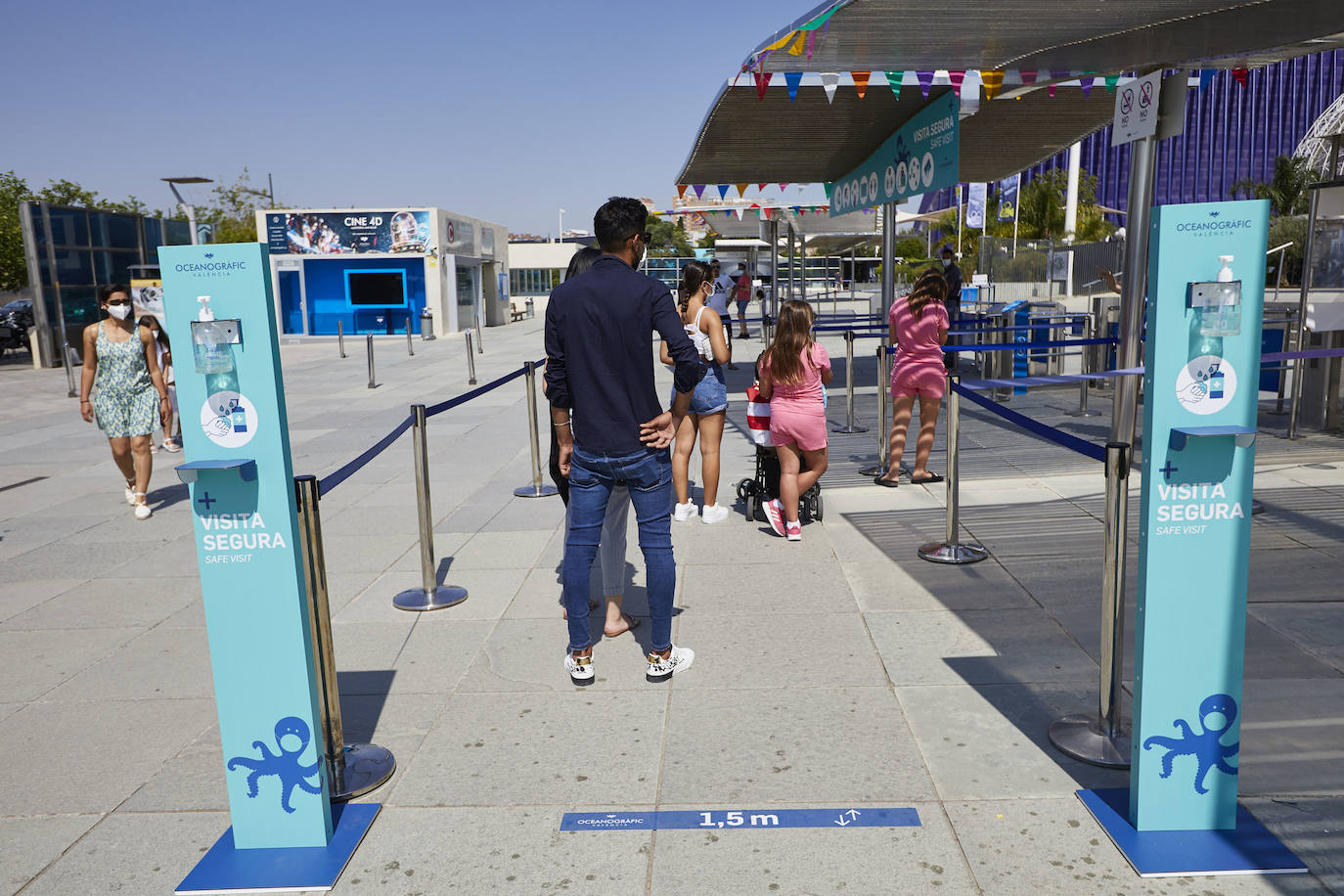 El Oceanogràfic de Valencia ha reabierto este miércoles al público después de estar 110 días cerrado por la pandemia del coronavirus, y lo ha hecho con un preventa de casi mil entradas y confiando en que las circunstancias permitan «rescatar, poco a poco, el brillo y la importancia» que tiene este parque para la Ciudad de las Artes y las Ciencias. 