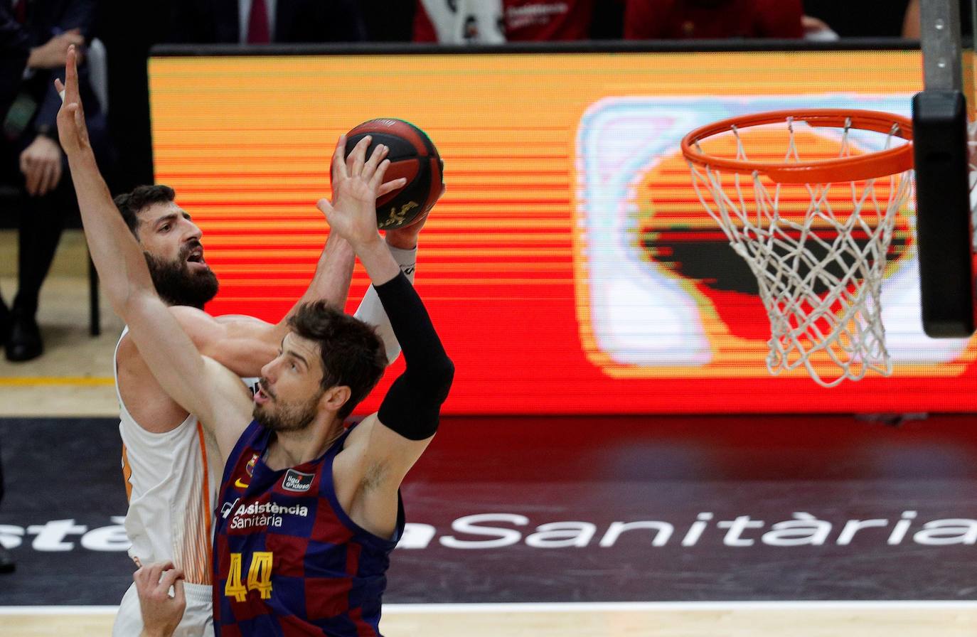 El Baskonia frustra al Barça y conquista la Liga ACB diez años después