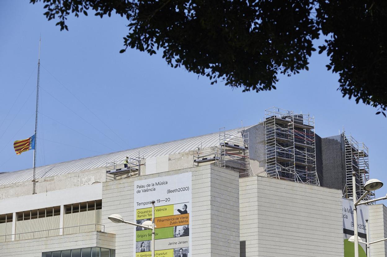 El edificio del Palau de la Música, donde continúan los trabajos para retirar el trencadís de la cubierta. iván arlandis
