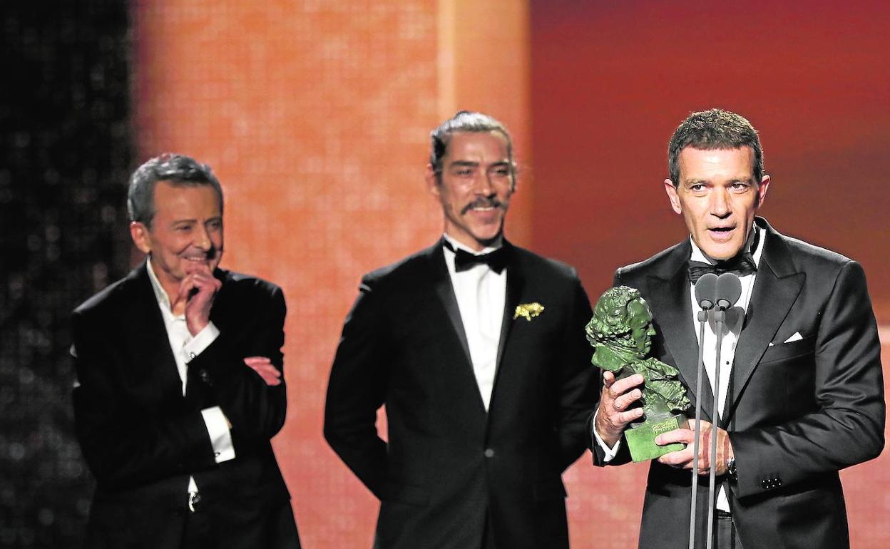 Antonio Banderas recibe el Goya por su interpretación en 'Dolor y Gloria', cinta rodada en Paterna. 