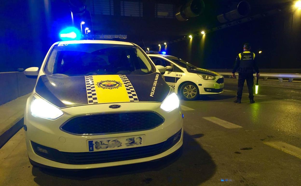 Atrapados tras circular varios días cometiendo asaltos desde un coche robado por el centro de Valencia