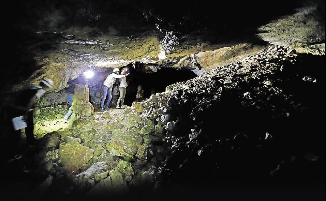 Interior de la Cueva Peluda.