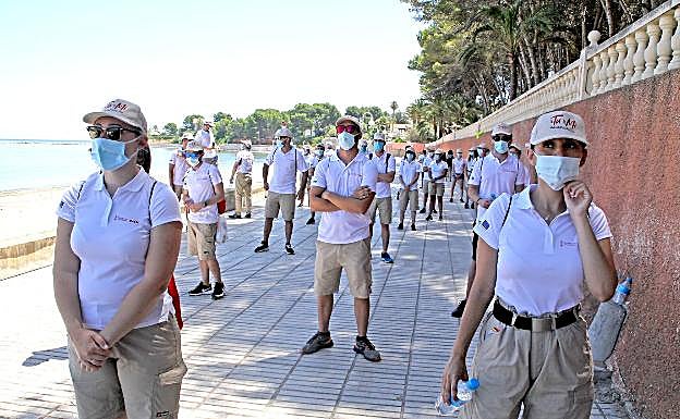 Vigilantes contratados por el Consell, ayer, en la playa de Dénia.