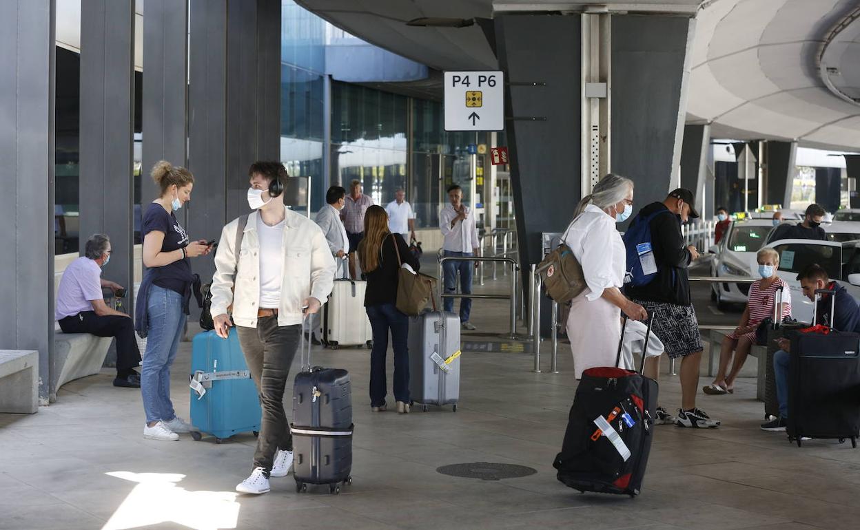 Pasajeros en el aeropuerto de Manises. 