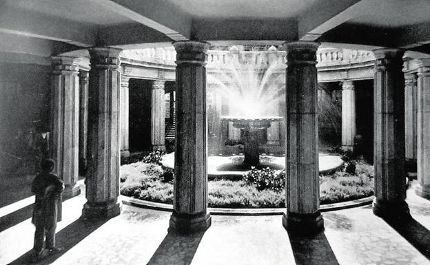El Mercado de Flores inaugurado en 1933. Fuente en el sotano de la plaza 