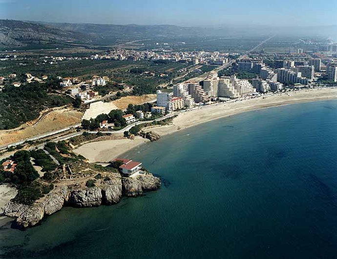 PLAYA LA CONCHA. Probablemente la playa más emblemática de Oropesa del Mar. Casi un kilómetro de preciosa arena fina y dorada compone esta preciosa playa, conocida por ser un lugar familiar. La playa de La Concha ofrece calma gracias a bahía en la que se ubica, de cuya forma coge su nombre de 'La Concha'. Se caracteriza por su especial configuración, a sotavento de un pequeño resalte calizo y abierta al sureste, con la protección que la pequeña bahía le proporciona.