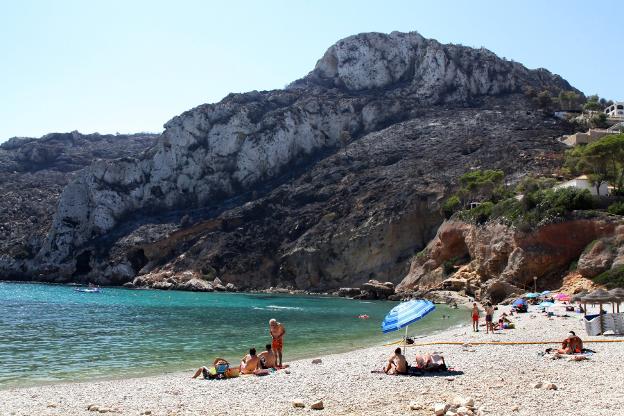 GRANADELLA. Es uno de los tesoros de Xàbia. Para acceder a la playa existe una carretera de abrupta pendiente que, poco a poco, exhibe la belleza que la playa esconde. Se toma desde la carretera Cabo de la Nao, a unos dos kilómetros aproximadamente antes de llegar a él.