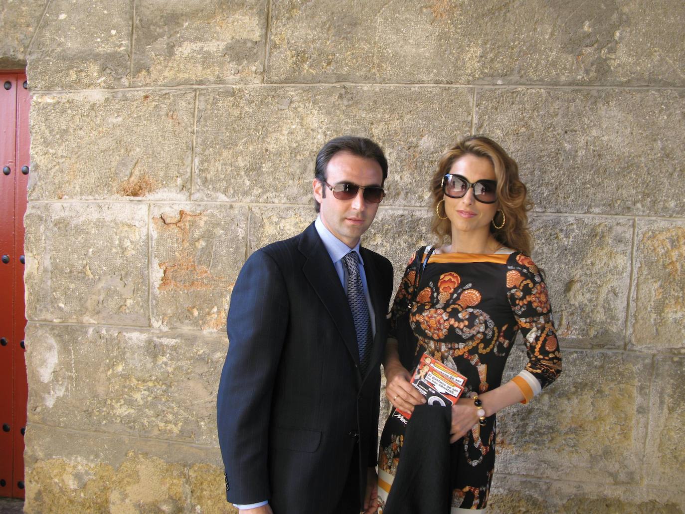 El torero Enrique Ponce y Paloma Cuevas han decidido divorciarse tras 24 años de matrimonio, tras no superar una crisis que arrastraban desde hace un par de años. La pareja, con dos hija en común, Paloma y Bianca, ha puesto fin a su relación de una forma amistosa. Enrique Ponce y Paloma Cuevas se conocieron en 1992 y se casaron cuatro años más tarde en la catedral Nuestra Señora de los Desamparados, patrona de Valencia.