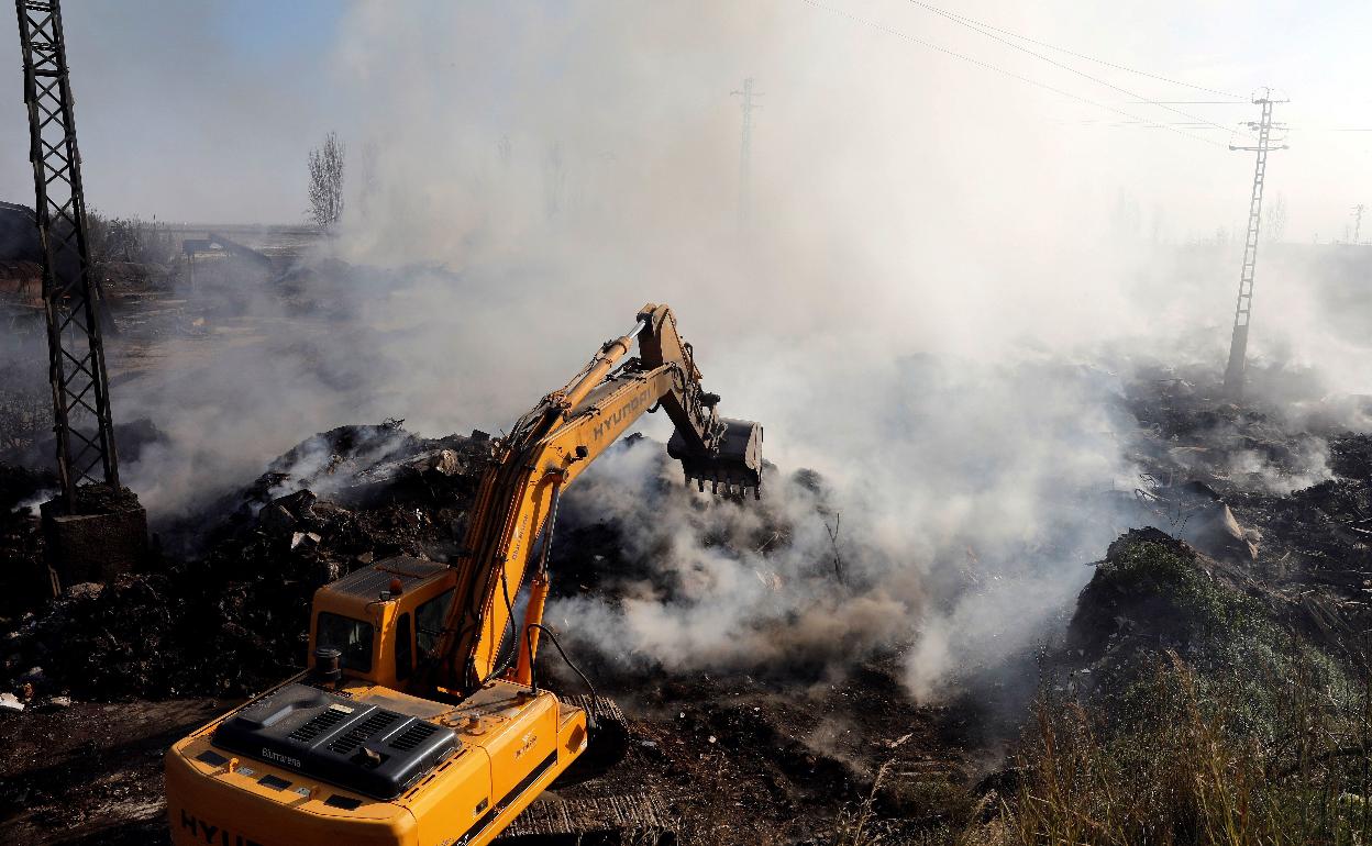 Incendio en la planta de reciclaje abandonada, en diciembre de 2018. 