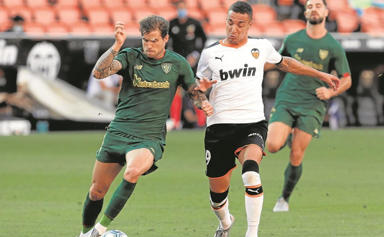 Rodrigo intenta arrebatar un balón a Íñigo Martínez en el partido disputado en Mestalla.