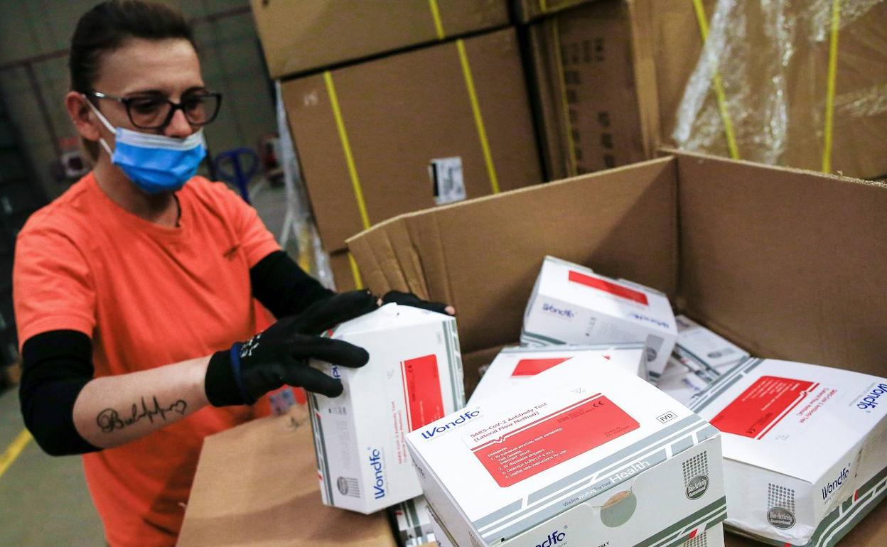 Trabajadora de una empresa de logística. 