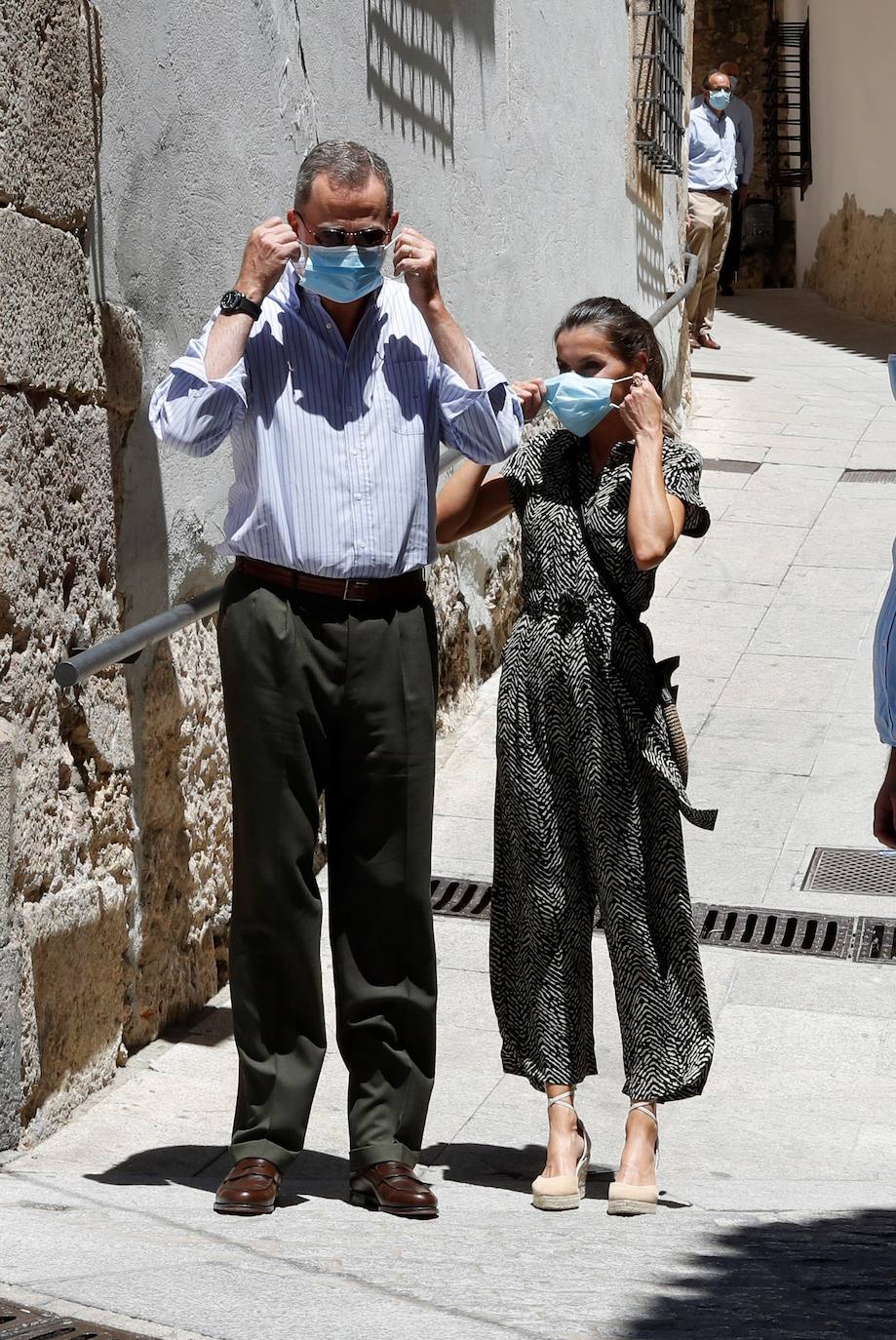 Cuenca ha sido la ciudad elegida por los Reyes, don Felipe y doña Letizia para su escala en Castilla-La Mancha dentro de la gira que están realizando por las comunidades autónomas para expresar su apoyo a instituciones y colectivos de todo tipo tras el estado de alarma provocado por la pandemia de coronavirus. En Cuenca fue donde hace 16 años don Felipe y doña Letizia iniciaron un recorrido por España con motivo de su luna de miel. 