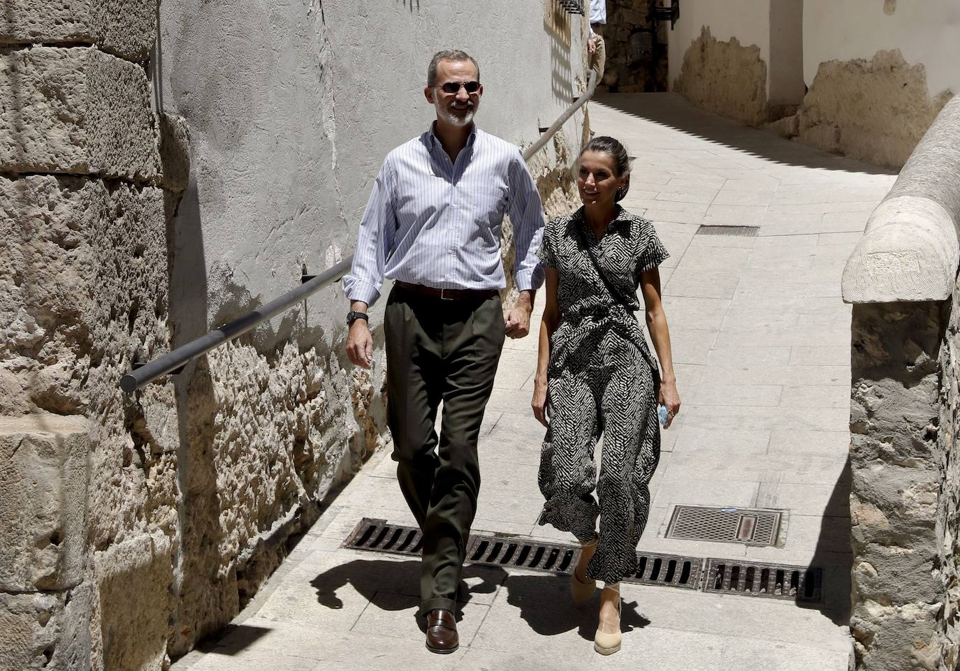 Cuenca ha sido la ciudad elegida por los Reyes, don Felipe y doña Letizia para su escala en Castilla-La Mancha dentro de la gira que están realizando por las comunidades autónomas para expresar su apoyo a instituciones y colectivos de todo tipo tras el estado de alarma provocado por la pandemia de coronavirus. En Cuenca fue donde hace 16 años don Felipe y doña Letizia iniciaron un recorrido por España con motivo de su luna de miel. 