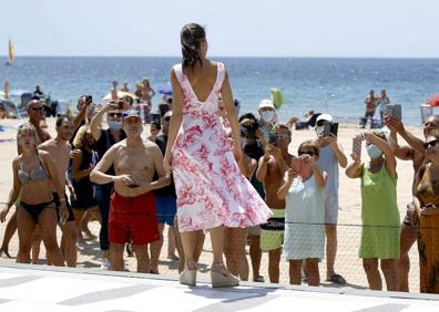 Imagen secundaria 1 - El vestido de Letizia en Benidorm con el que que ya deslumbró en Mallorca