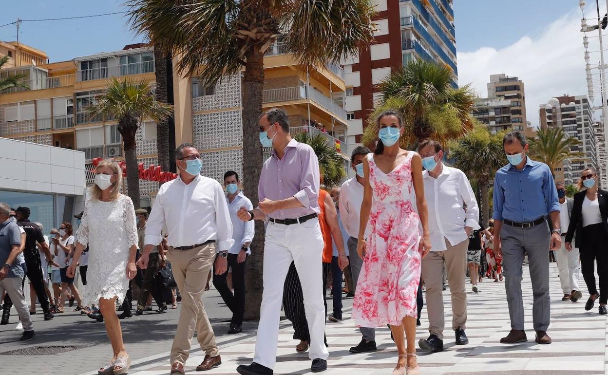 Los Reyes recorren el paseo marítimo de Benidorm al inicio de su visita a la comunidad autónoma, en Benidorm, Alicante. 