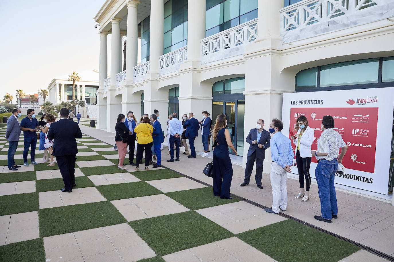 El Foro Innova 'El arte de romper con lo establecido' se convirtió en el pistoletazo de salida a los eventos presenciales de LAS PROVINCIAS. El Hotel Balneario Las Arenas congregó a expertos de diferentes sectores para hablar sobre los cambios que se han producido estos meses con la irrupción del Covid-19 en nuestras vidas, crisis sanitaria y el estado de alarma, así como en la sociedad en general.