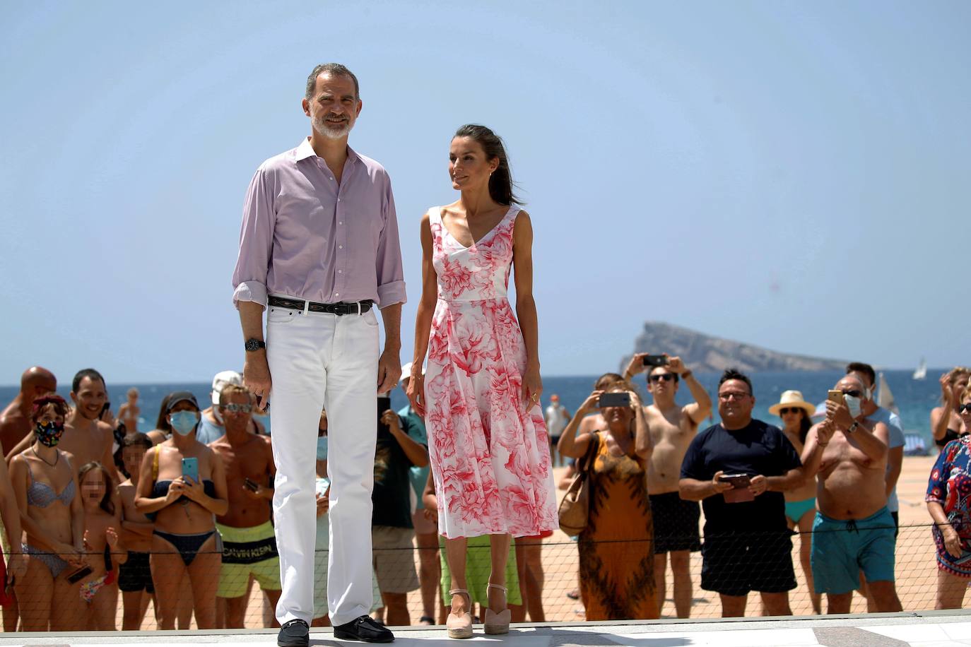 Los Reyes visitan Benidorm y la ciudad de Valencia dentro de la gira nacional que están realizando tras finalizar el estado de alarma por el coronavirus. Por la mañana de este viernes han paseado por la playa de Benidorm y después han acudido a comer a un restaurante de la Malvarrosa de Valencia.