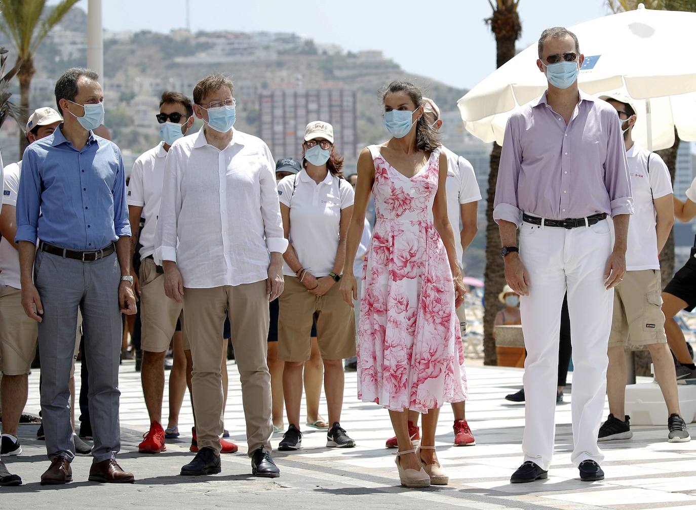 Los Reyes visitan Benidorm y la ciudad de Valencia dentro de la gira nacional que están realizando tras finalizar el estado de alarma por el coronavirus. Por la mañana de este viernes han paseado por la playa de Benidorm y después han acudido a comer a un restaurante de la Malvarrosa de Valencia.