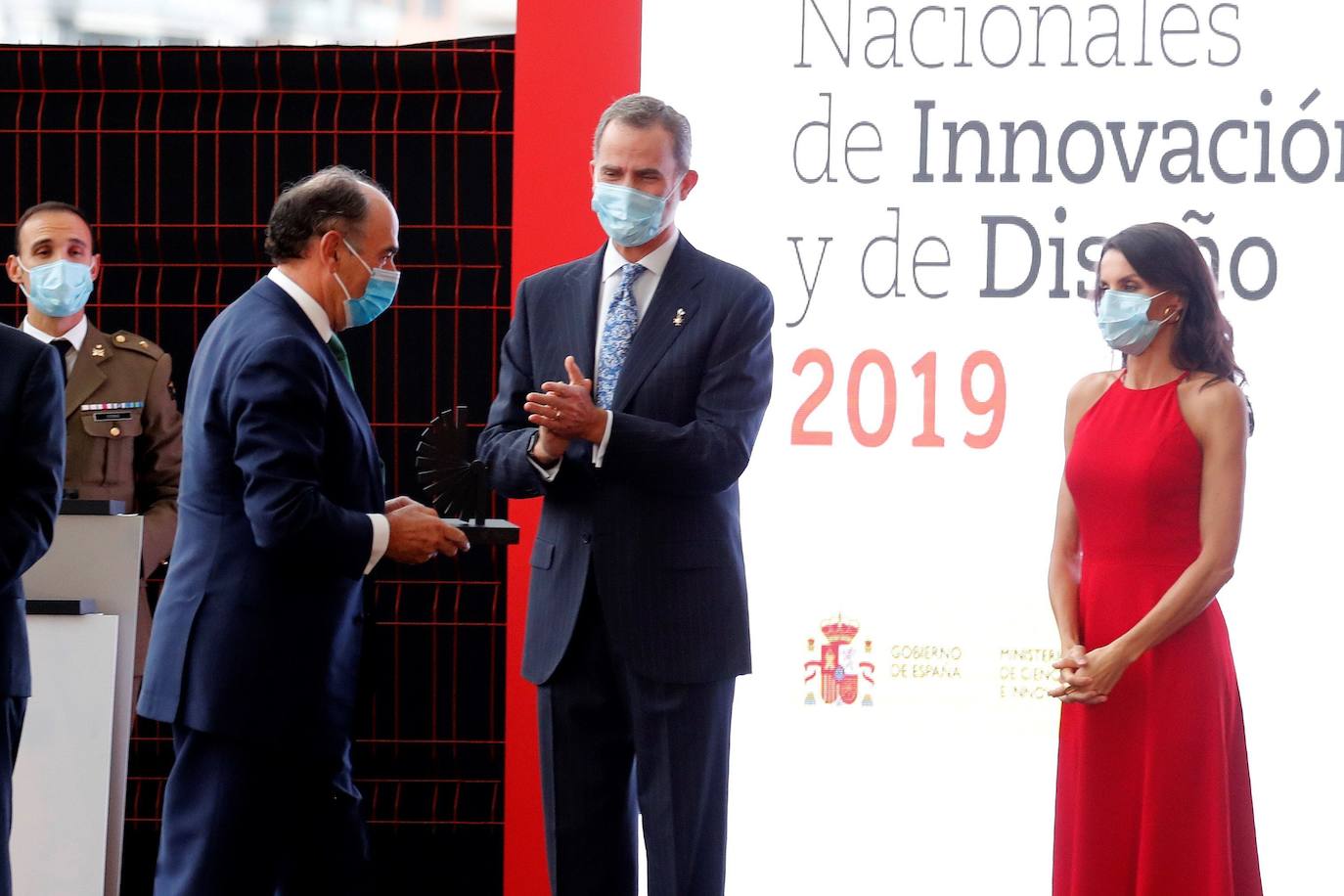 Los Reyes visitan Benidorm y la ciudad de Valencia dentro de la gira nacional que están realizando tras finalizar el estado de alarma por el coronavirus. Por la mañana de este viernes han paseado por la playa de Benidorm y después han acudido a comer a un restaurante de la Malvarrosa de Valencia.