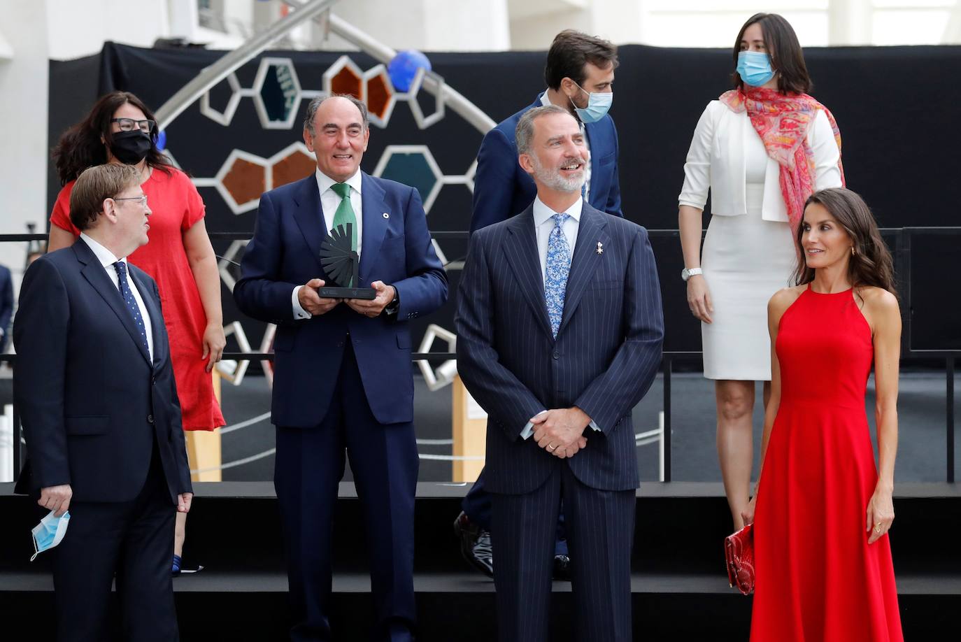 Los Reyes visitan Benidorm y la ciudad de Valencia dentro de la gira nacional que están realizando tras finalizar el estado de alarma por el coronavirus. Por la mañana de este viernes han paseado por la playa de Benidorm y después han acudido a comer a un restaurante de la Malvarrosa de Valencia.