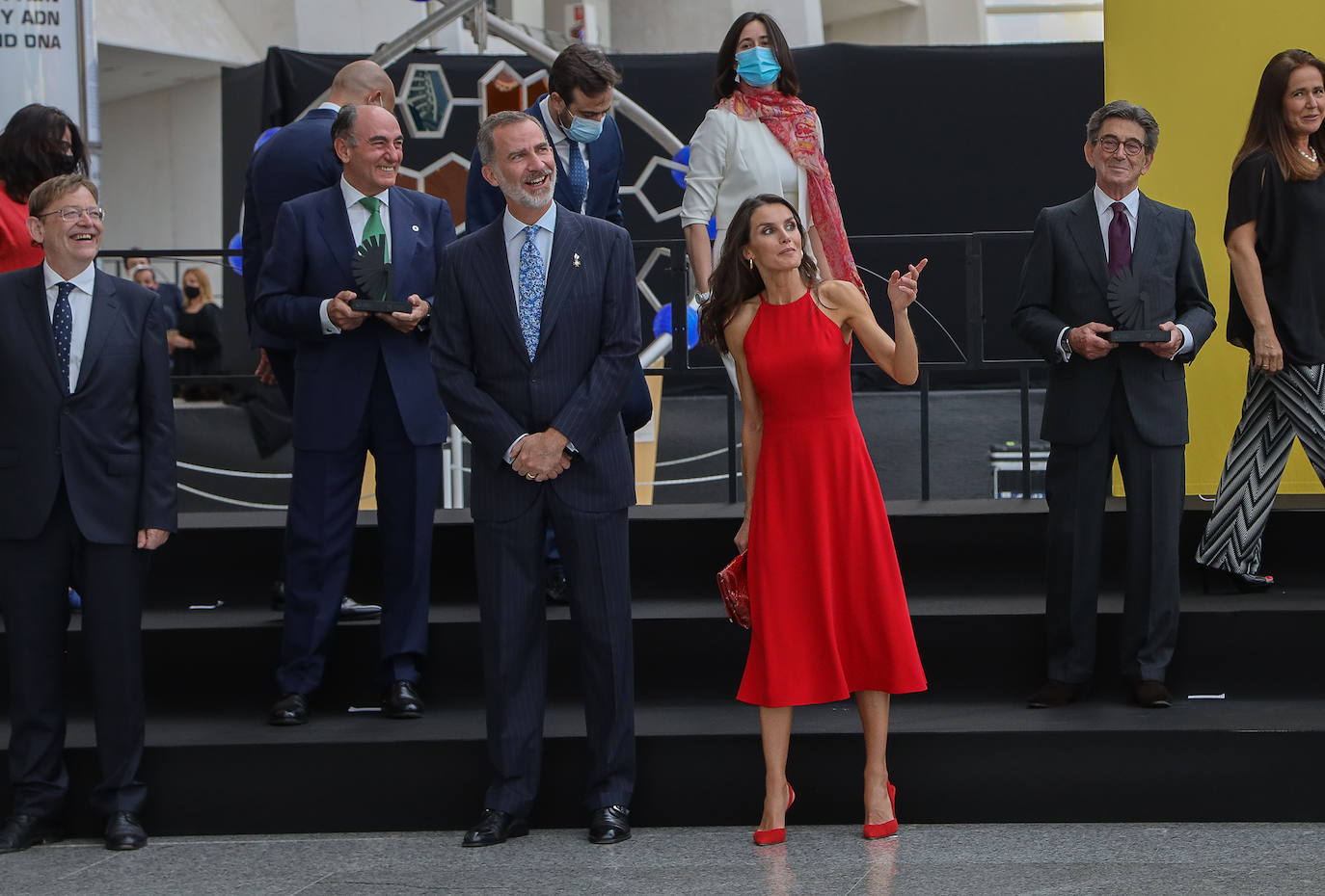 Los Reyes visitan Benidorm y la ciudad de Valencia dentro de la gira nacional que están realizando tras finalizar el estado de alarma por el coronavirus. Por la mañana de este viernes han paseado por la playa de Benidorm y después han acudido a comer a un restaurante de la Malvarrosa de Valencia.