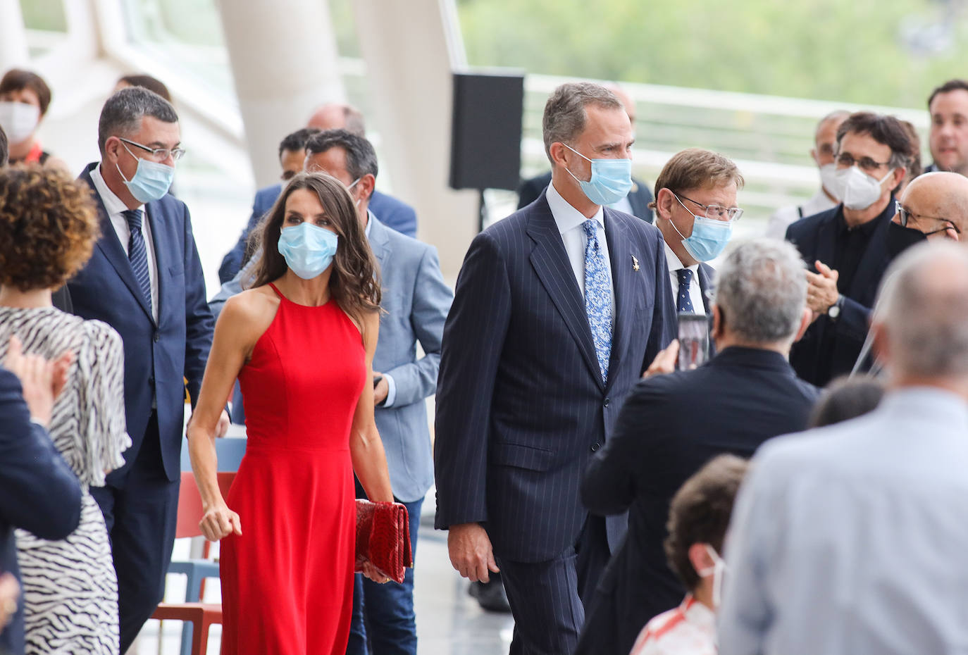 Los Reyes visitan Benidorm y la ciudad de Valencia dentro de la gira nacional que están realizando tras finalizar el estado de alarma por el coronavirus. Por la mañana de este viernes han paseado por la playa de Benidorm y después han acudido a comer a un restaurante de la Malvarrosa de Valencia.