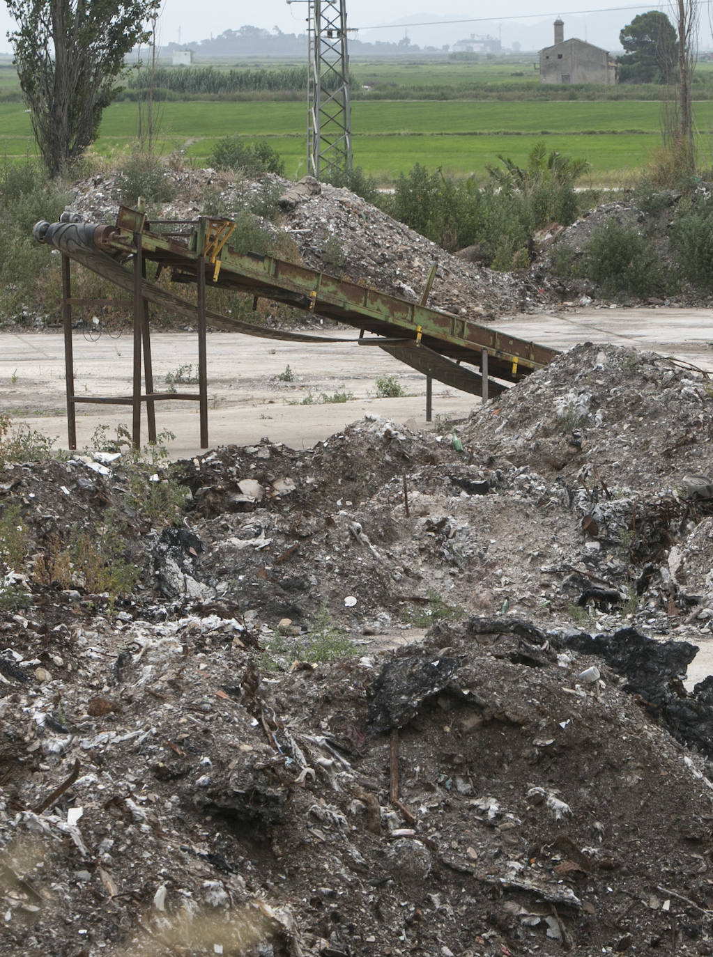 Cuatro años con la parcela de la antigua fábrica Remag abandonada. Más de 8.000 toneladas de residuos acumulados. Dos incendios con apenas medio año de diferencia, entre junio y diciembre de 2018, y con el paraje natural de la Albufera amenazado por el riesgo de acabar contaminado por la llegada de aguas sucias canalizadas durante la extinción de las llamas.