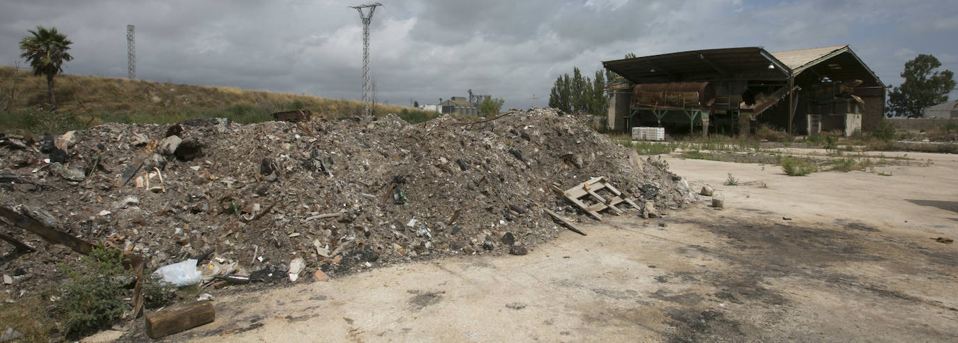 Cuatro años con la parcela de la antigua fábrica Remag abandonada. Más de 8.000 toneladas de residuos acumulados. Dos incendios con apenas medio año de diferencia, entre junio y diciembre de 2018, y con el paraje natural de la Albufera amenazado por el riesgo de acabar contaminado por la llegada de aguas sucias canalizadas durante la extinción de las llamas.