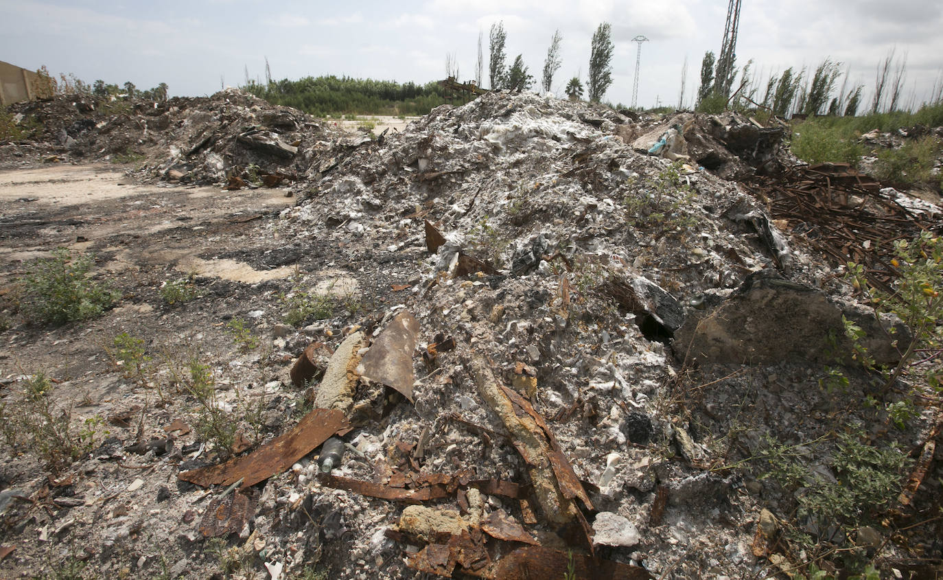 Cuatro años con la parcela de la antigua fábrica Remag abandonada. Más de 8.000 toneladas de residuos acumulados. Dos incendios con apenas medio año de diferencia, entre junio y diciembre de 2018, y con el paraje natural de la Albufera amenazado por el riesgo de acabar contaminado por la llegada de aguas sucias canalizadas durante la extinción de las llamas.