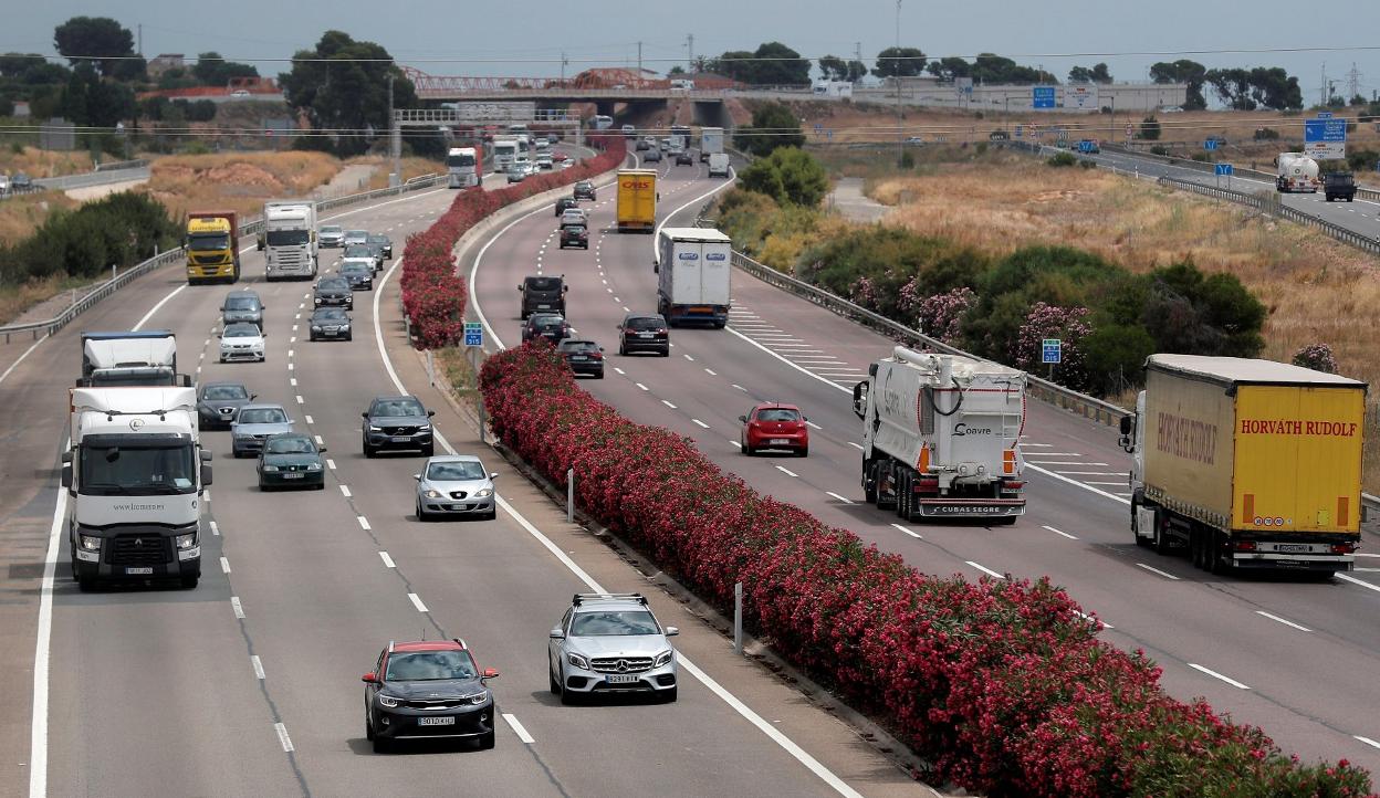 Operación salida.
Decenas de coches
circulan por
la A-7 a la
altura de Valencia. EFE
