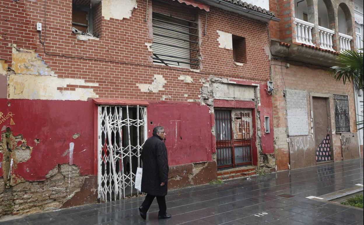 Un vecino pasea por una calle del Cabanyal. 