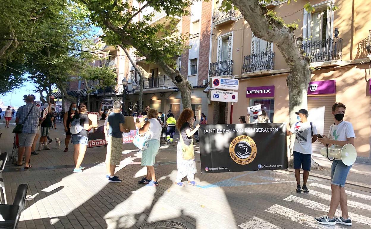 Unos 40 antitaurinos se manifiestan en Dénia contra los bous a la mar