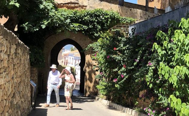 Dos personas en la entrada al castillo de Dénia, uno de los emblemas de la ciudad que además está declarado Bien de Interés Cultural. 